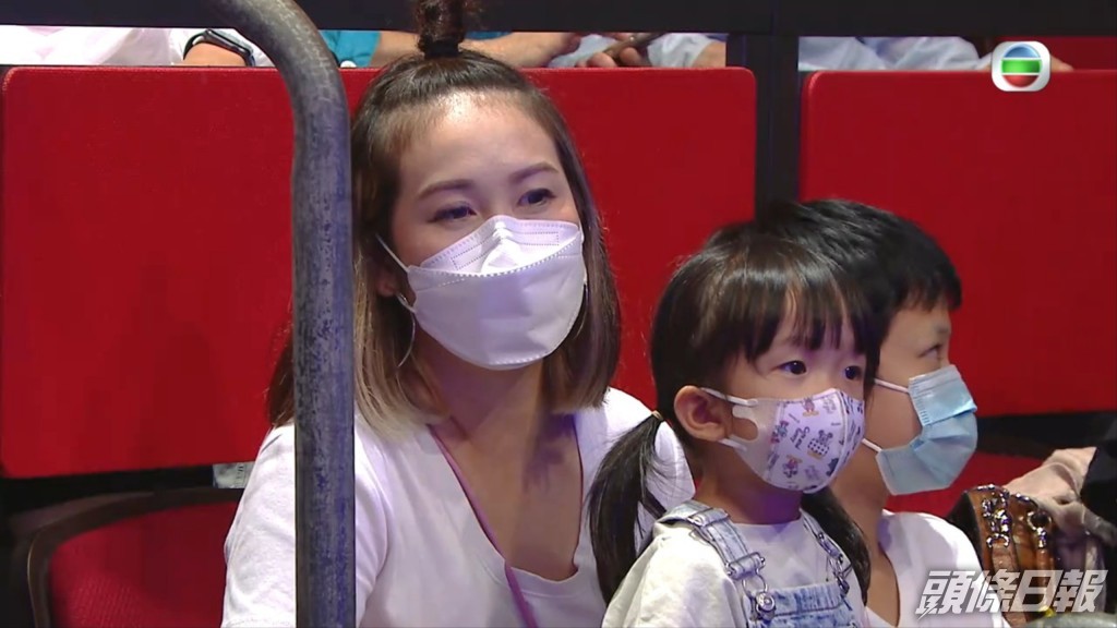 孖八老婆囡囡都有嚟捧場。